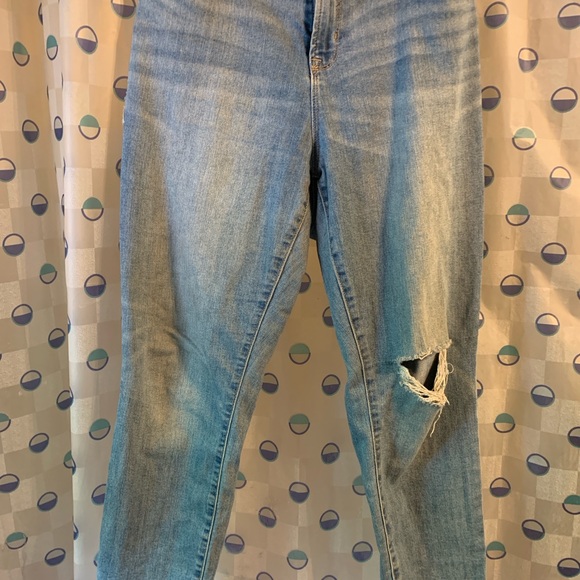 Old Navy Denim - Light weight Old Navy Curve skinny,distressed jeans.